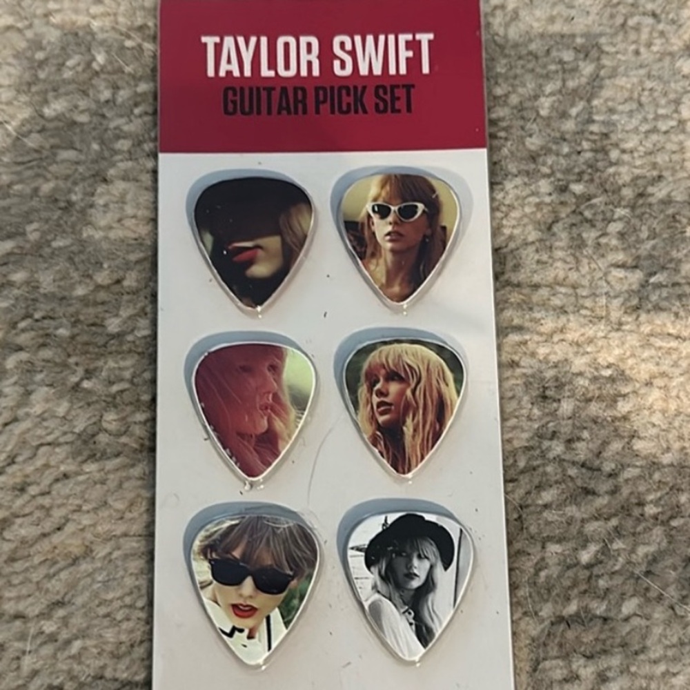 Rare - Taylor Swift Red Guitar Pics from 2012